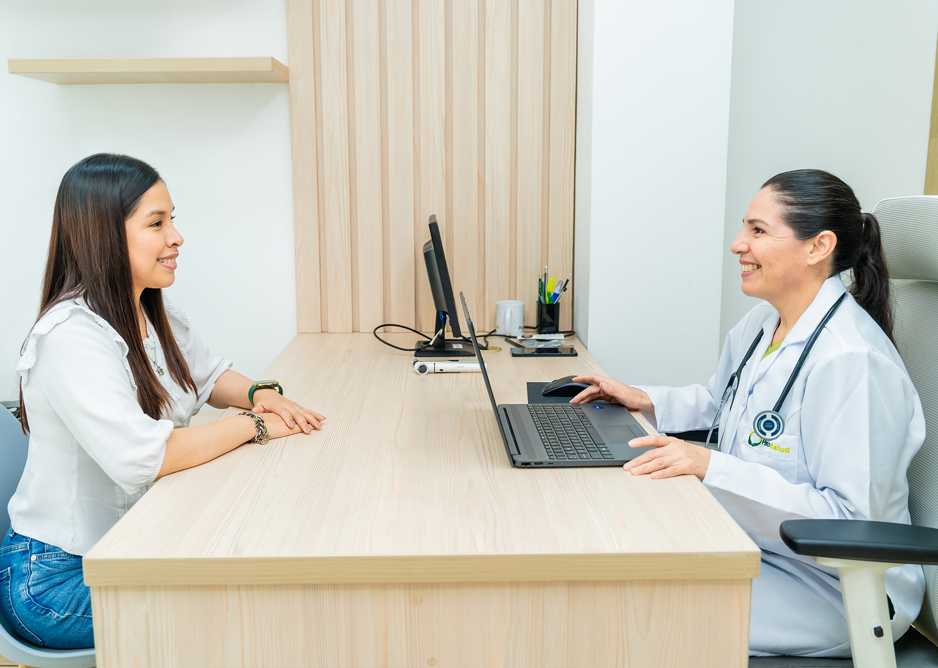 Consulta médica con doctora y paciente